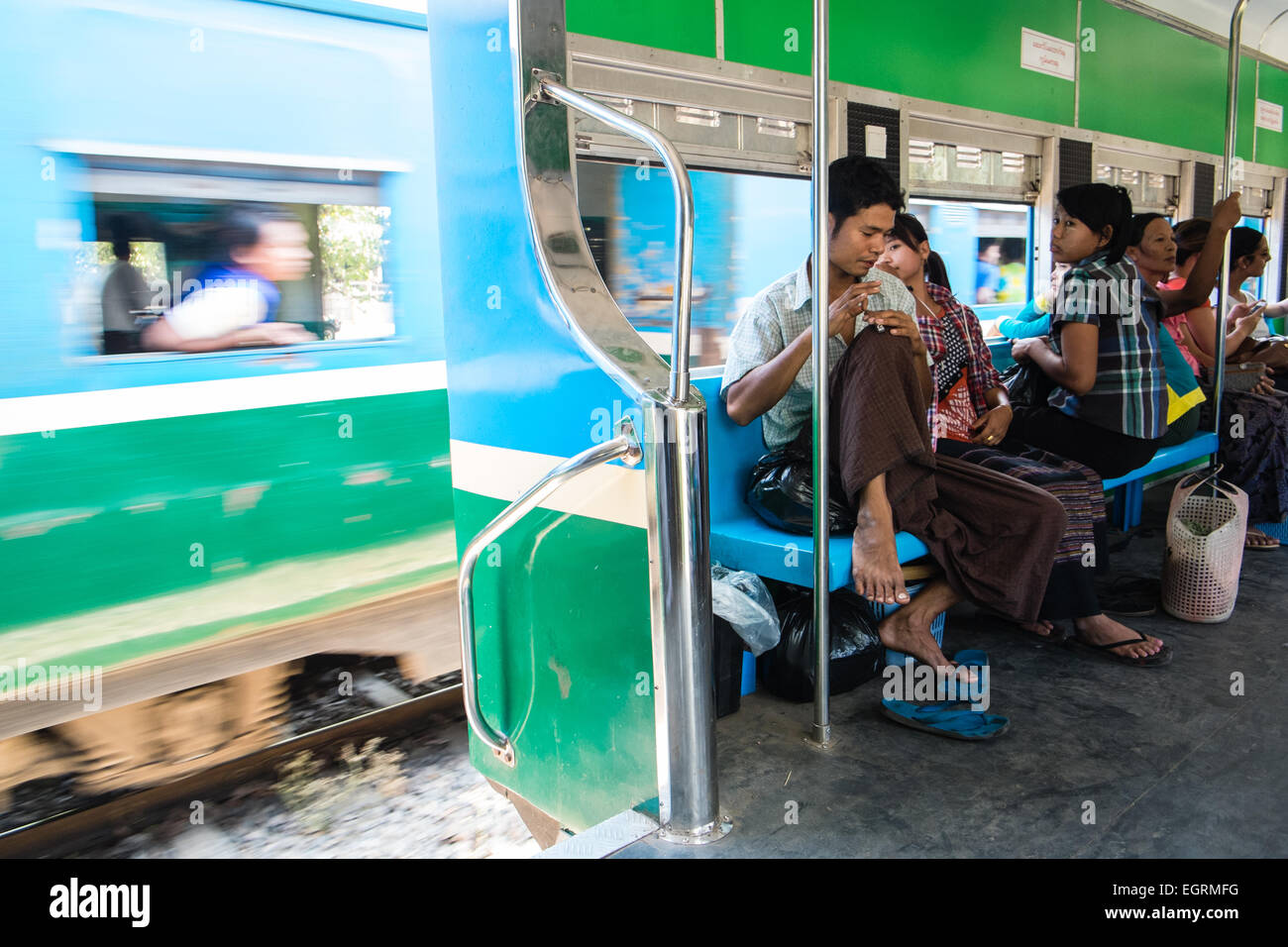 Trainieren, Motor, Kutschen, Pendler genommen auf eine 3 Stundenkreis Zugfahrt durch Yangon und Vororten Yangon, Rangun, Burma, Myanmar, Stockfoto