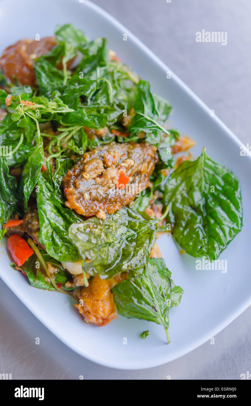Rühren Sie eingelegte Spiegeleier mit knusprig Basilikum, Chili und Hackfleisch vom Schwein Stockfoto