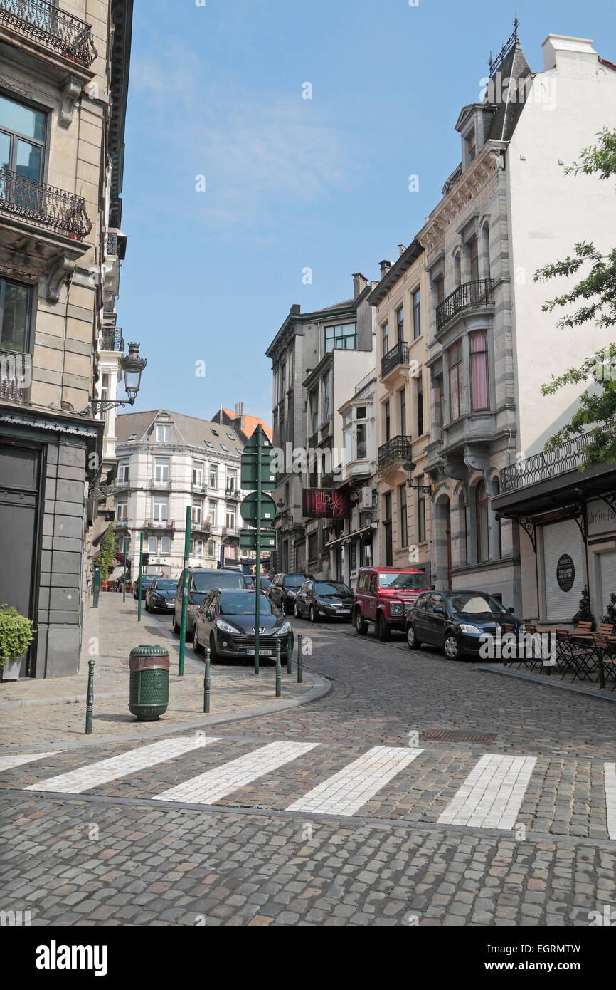 Blick auf St Charles Hanssens, einer gepflasterten Straße in Brüssel, Belgien. Stockfoto