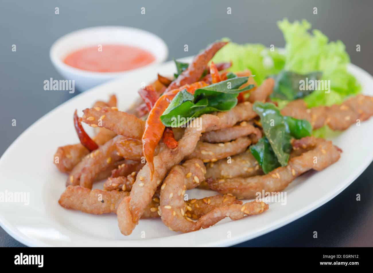Nahaufnahme von frisch gebratenem Fleisch mit Sesam und chili Stockfoto