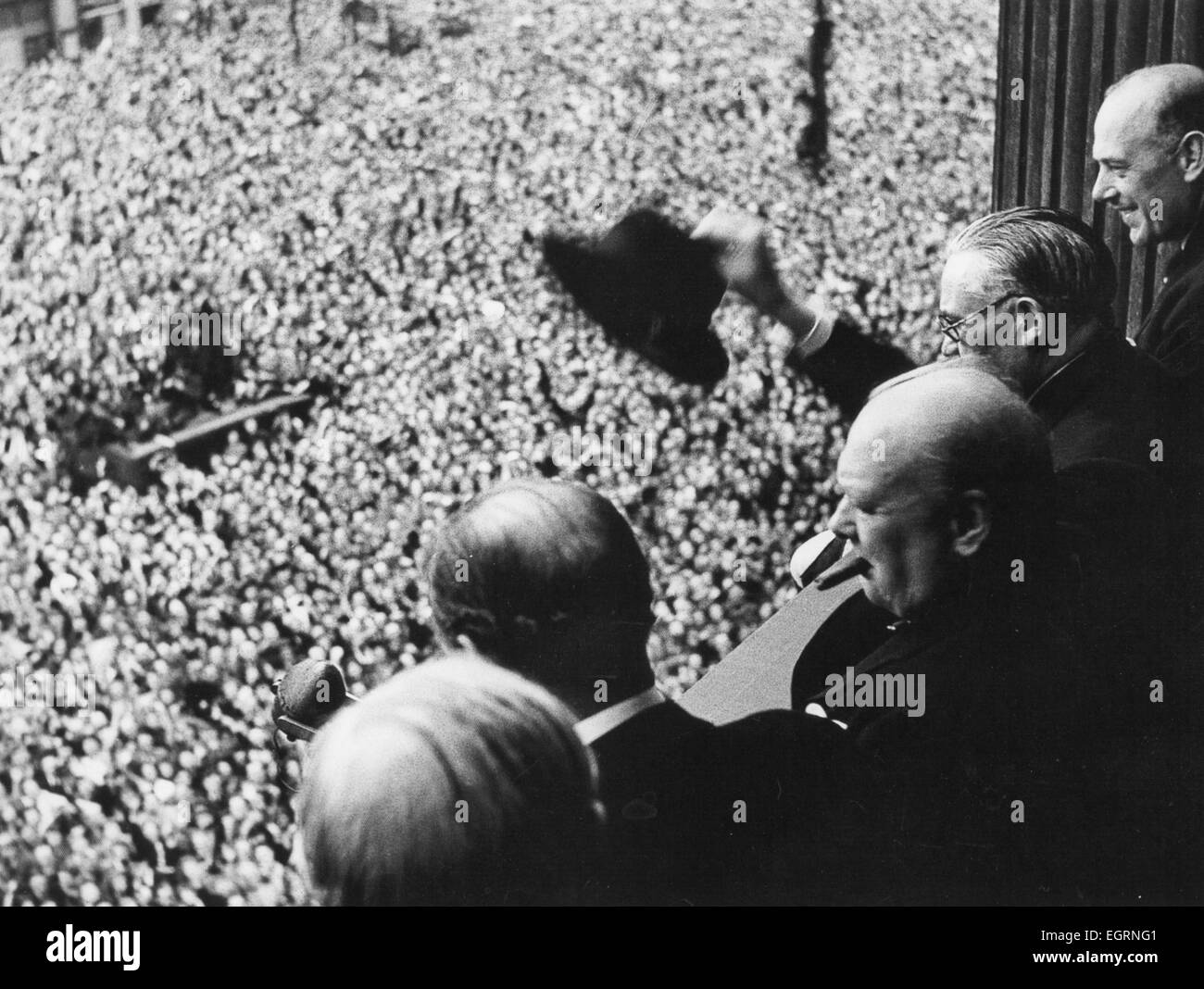 VE Tag Churchill und Mitgliedern seines Kabinetts Welle zu Massen in Whitehall aus dem Gesundheitsministerium am 8. Mai 1945 nach seiner Sendung kündigt das Ende des Krieges mit Deutschland. Aneurin Bevan ist zu seiner rechten. Stockfoto