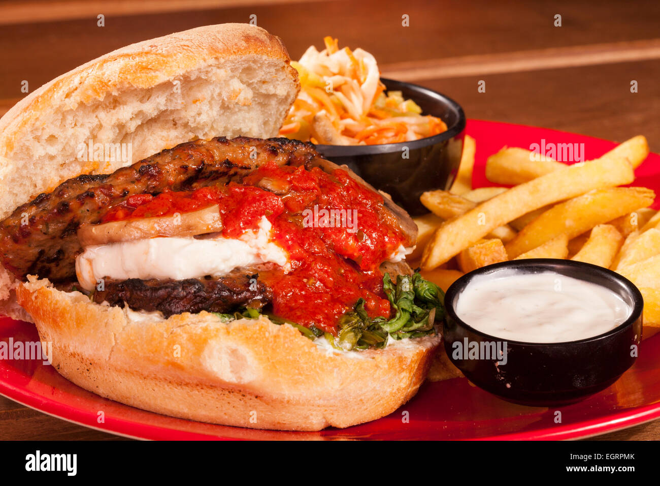 Hamburger gebratene Kartoffeln krautsalat Soße Pommes frites ...