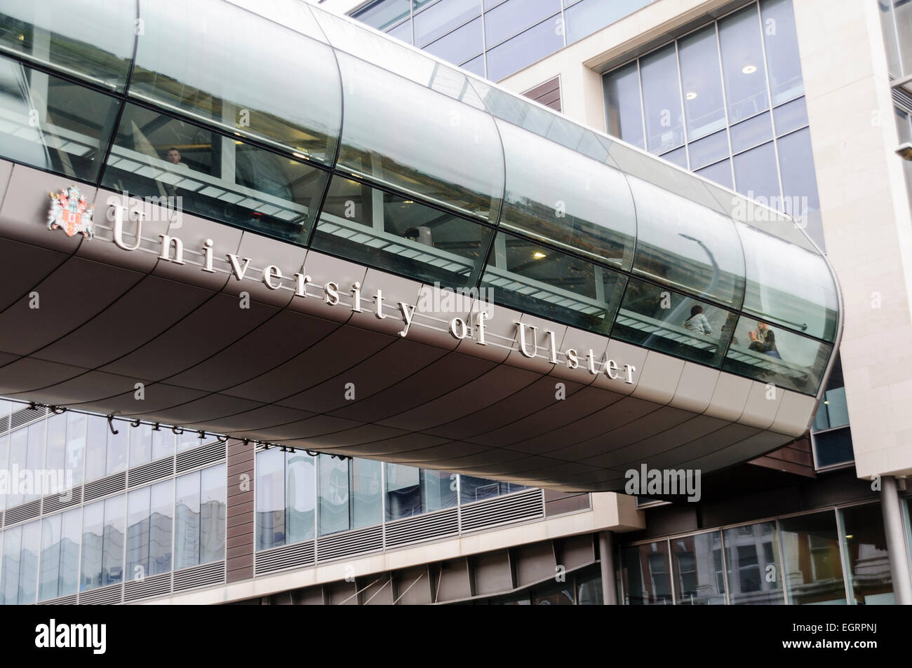 Fußgängerbrücke zwischen am Art College, University of Ulster, Belfast und das Orpheus-Gebäude.  Abgerissen im Jahr 2015 eine Campus-Neubau weichen. Stockfoto