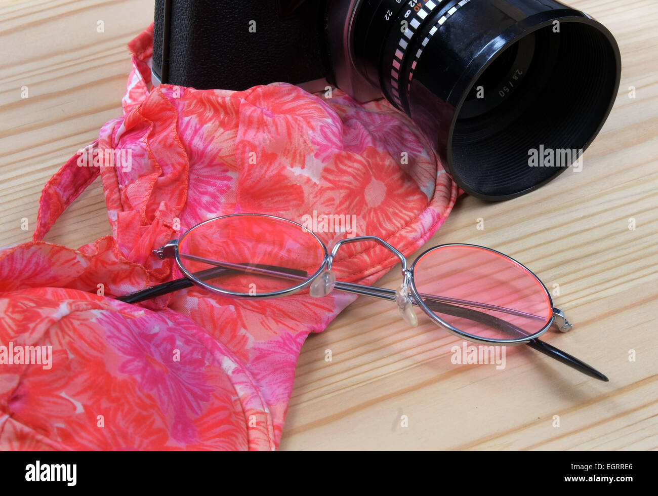 Retro- und Vintage illustrative Stillleben, 1960er Jahre Bikini, eine alte mechanische SLR und Runde zwei Rosatönen Februar 2015 Stockfoto