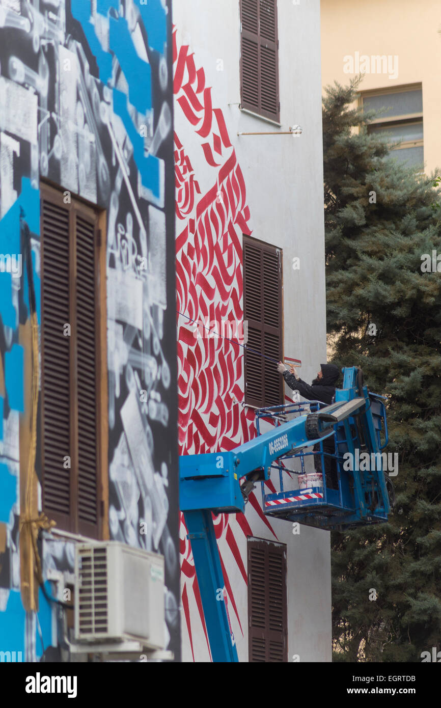 Domenico Romeo, Italien, Malerei eine Murale für Big City Life ist ein Projekt von Stefano Antonelli und Francesca Mezzano, die mit Begeisterung von 20 Straßenkünstlern aus vielen Ländern geteilt wurde. Tor Marancia, Roma, ist eine Sozialwohnung Quartal unmittelbar nach dem zweiten Weltkrieg gebaut. Jetzt wird immer ein Freilichtmuseum mit Murales 10 x 16 Meter an den Fassaden mit dem Datensatz, die weltweit erste und größte Konzentration der zeitgenössischen Kunst Malerei in einem Gebiet so klein sein wie Tor Marancia (weniger als 1 Hektar) - Einweihung am Montag 9. März Stockfoto