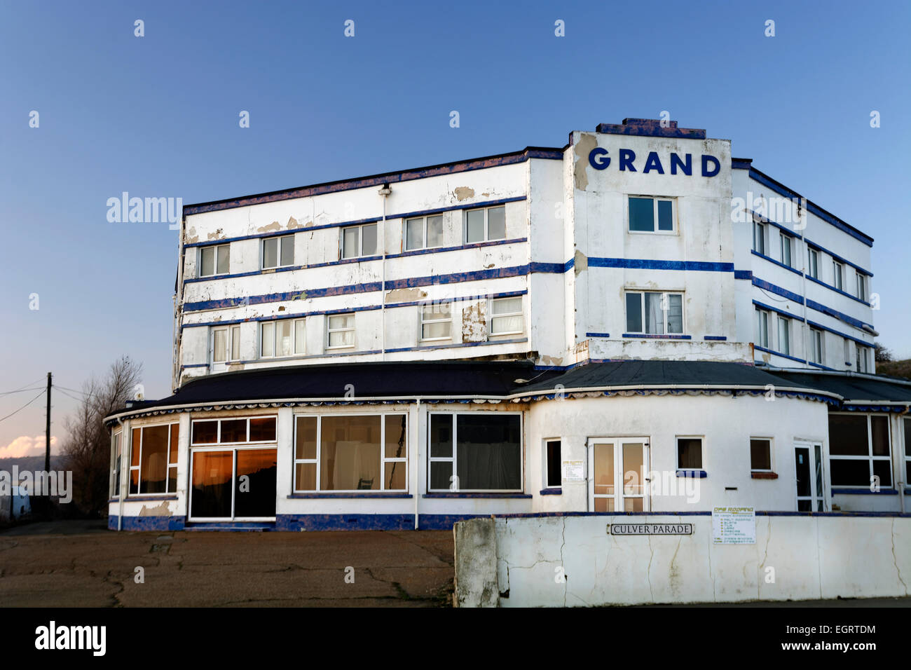 Das Grand Hotel, nicht auf der Suche so Grand, jetzt leeren und benötigen Investitionen in seiner erstklassigen Lage direkt am Strand in Sandown, uk Stockfoto