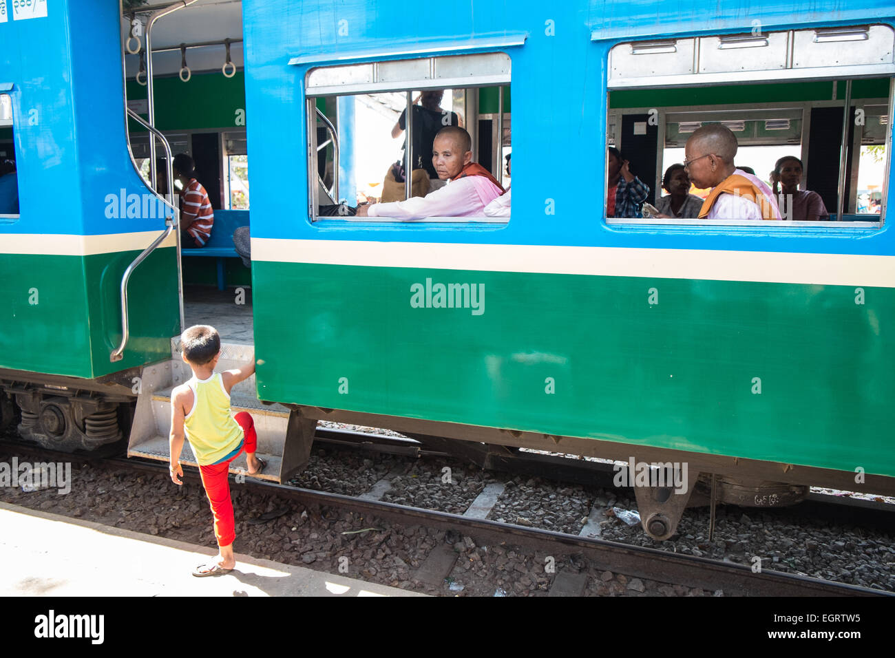 Trainieren, Motor, Kutschen, Pendler genommen auf eine 3 Stundenkreis Zugfahrt durch Yangon und Vororten Yangon, Rangun, Burma, Myanmar, Stockfoto