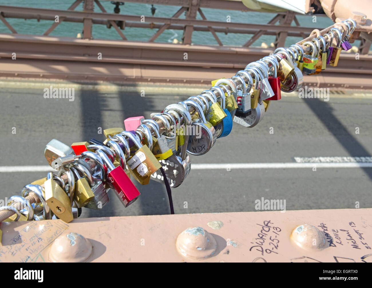 Liebesschlösser auf der Brooklyn Bridge in New York City Stockfoto