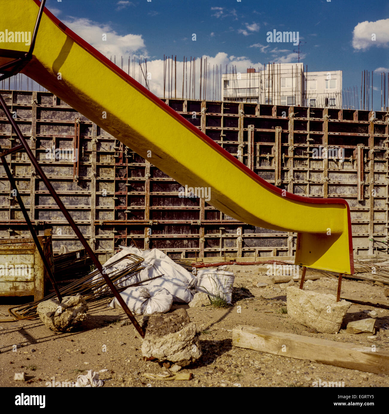Kinder rutschen in den Bauarbeiten, surreale Anwesen Tschechische Republik Stockfoto