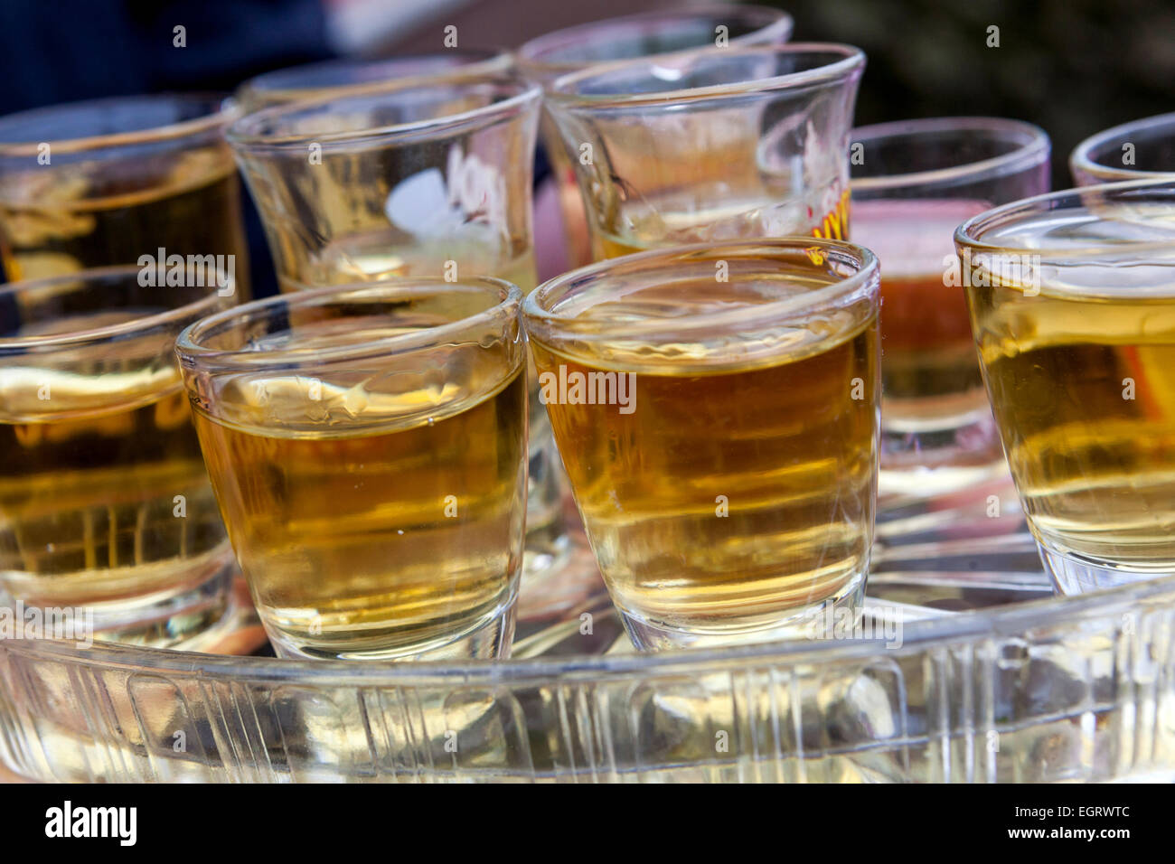 Alkohol Schüsse Gläser auf Tablett Stockfoto