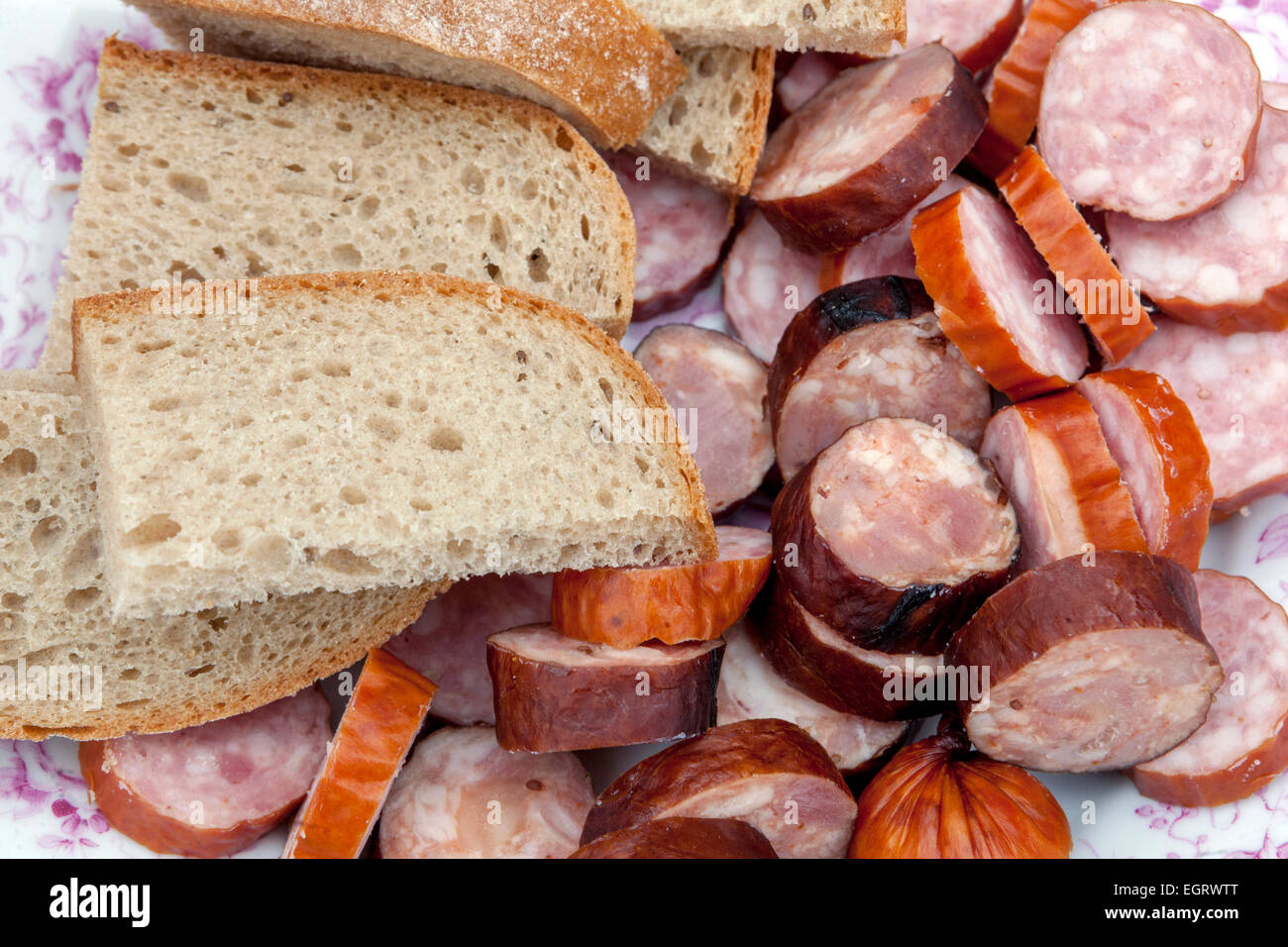 Brotscheiben und Salami, tschechische Würstchen Stockfoto