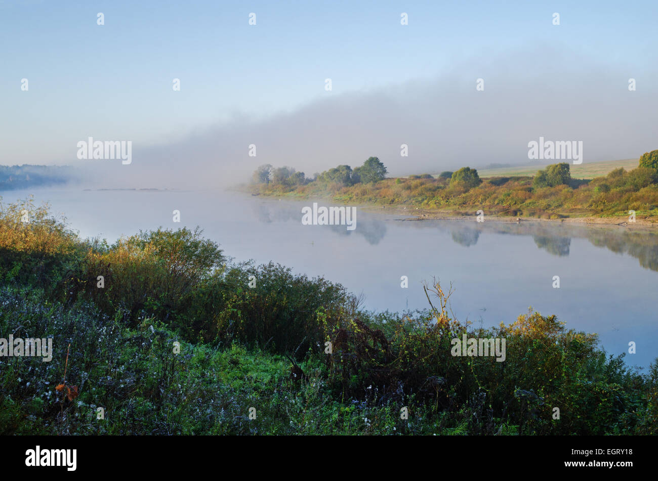 Neblig Sunrize Fluss. Stockfoto