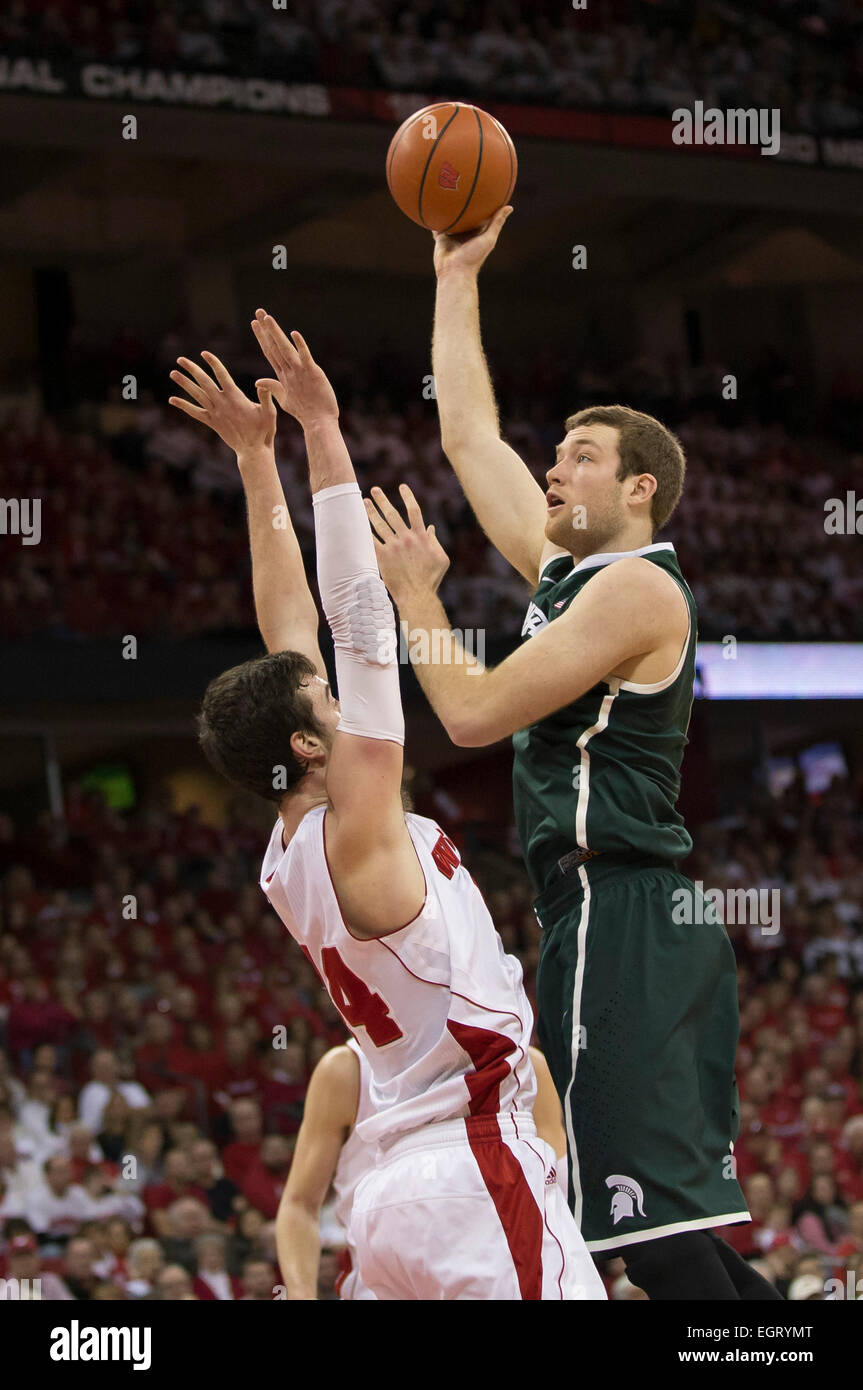 1. März 2015: Michigan State Spartans nach vorne Matt Costello #10 über Wisconsin Badgers schießt vorwärts Frank Kaminsky #44 während der NCAA Basketball-Spiel zwischen den Wisconsin Badgers und Michigan State Spartans im Kohl Center in Madison, Wisconsin. Wisconsin besiegte Michigan 68-61. John Fisher/CSM Stockfoto
