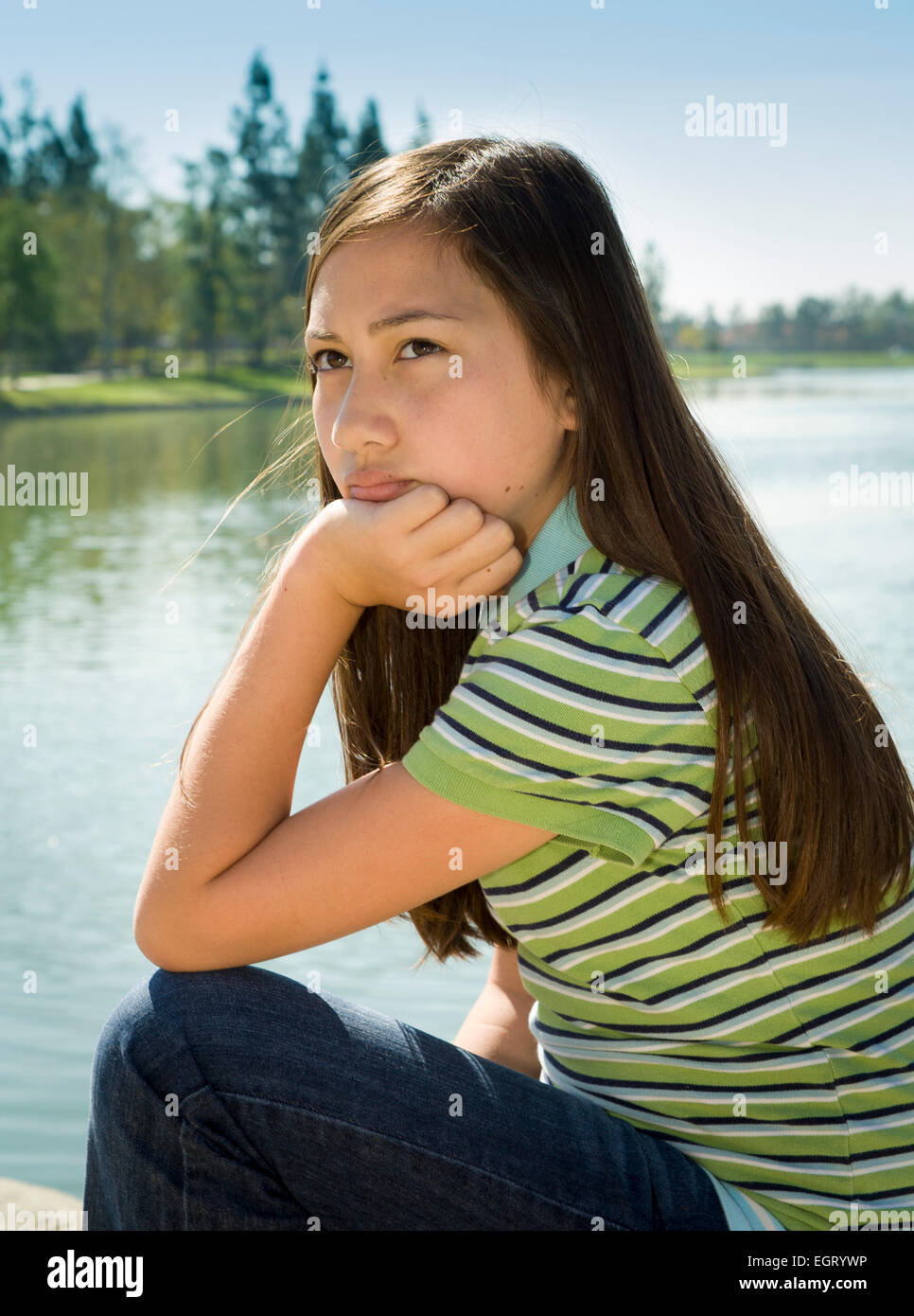 Vietnamesisch/kaukasische Mädchen sitzt draußen denken zu reflektieren, meditieren 11-13 Jahre alten Firmensitz © Myrleen Pearson Stockfoto