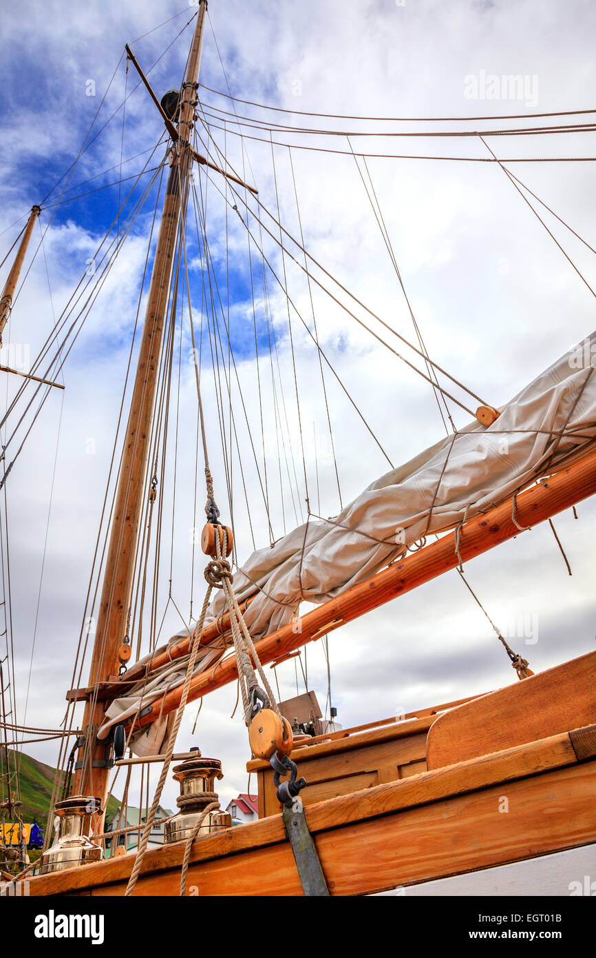 Mast von einem großen Segelboot und Details der Takelage Stockfoto