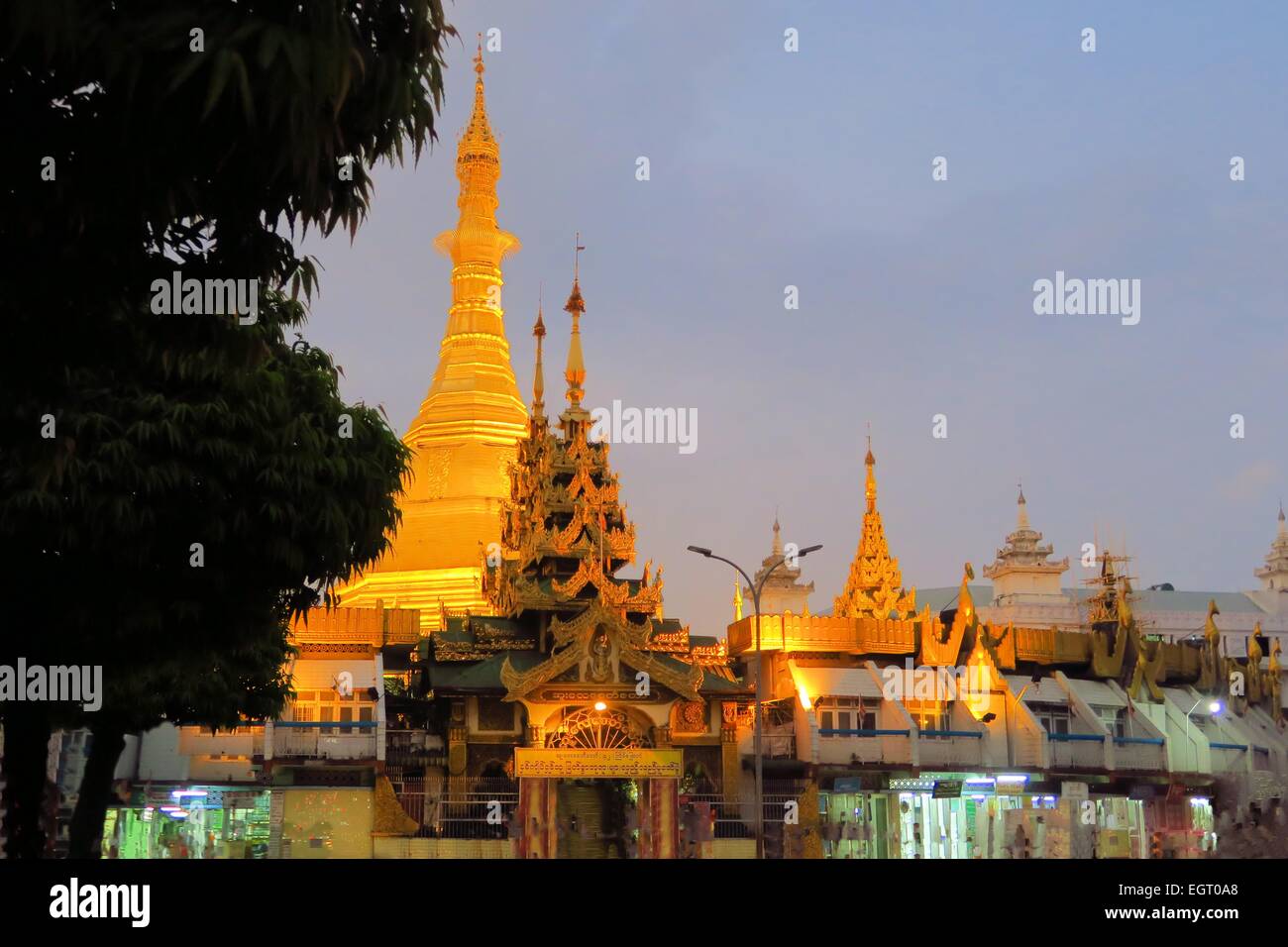 Beleuchtete Sule-Pagode in Yangon, Myanmar Stockfoto