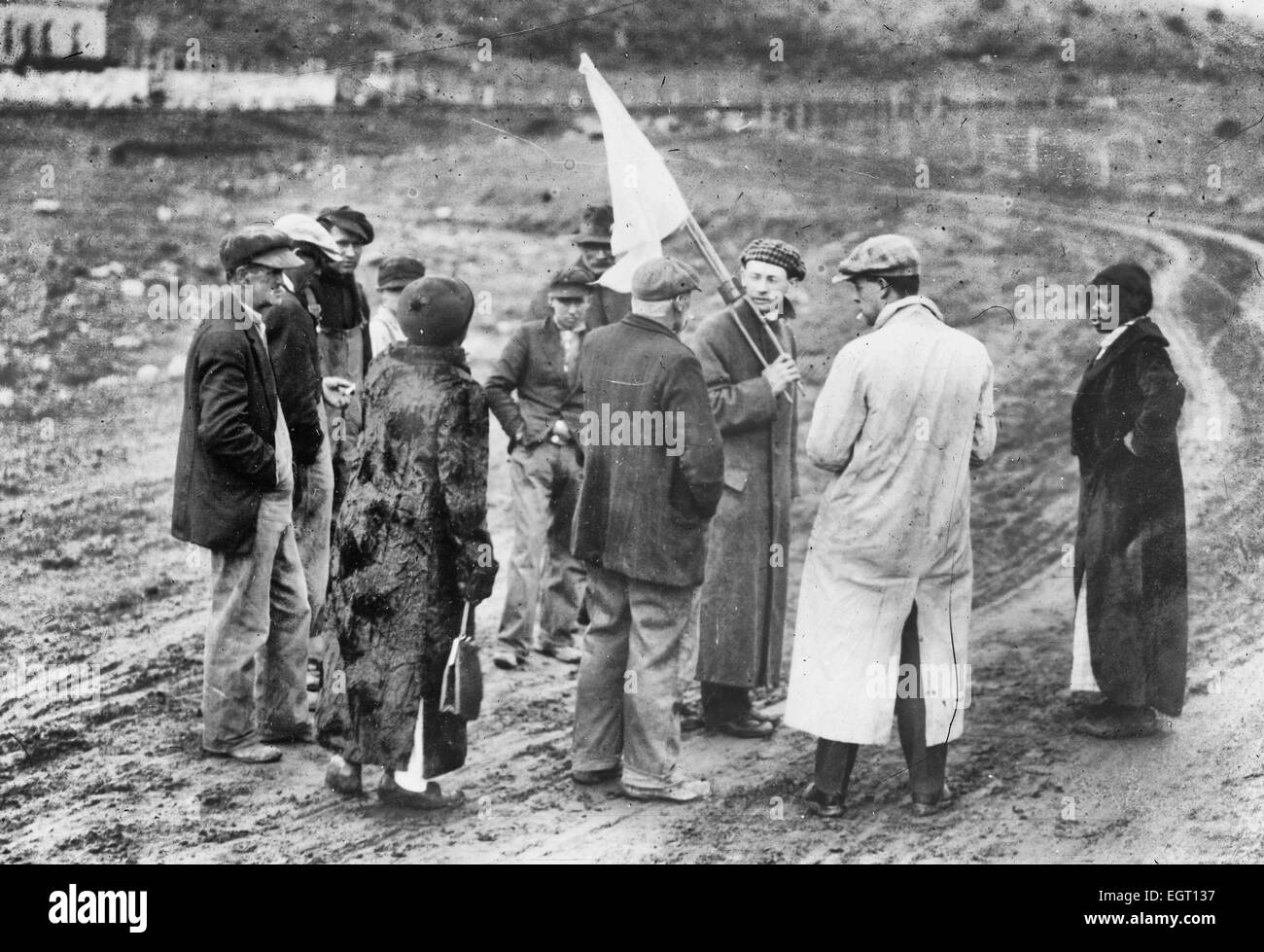 Korrespondenten unter Flagge der Waffenstillstand! Veranstaltungen rund um das Massaker von Ludlow, während dessen ein Zeltlager der Streikenden Bergleuten an Ludlow Colorado von der Colorado National Guard am 20. April 1914 angegriffen wurde. Forbes, Colorado Stockfoto