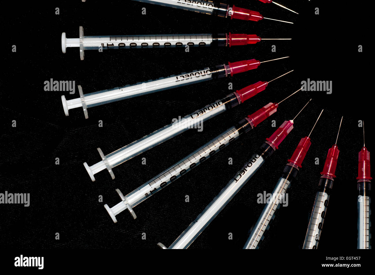 Spritzen in einem Bogen angeordnet verwendet; Konzept für Drogenmissbrauch erschossen Stockfoto