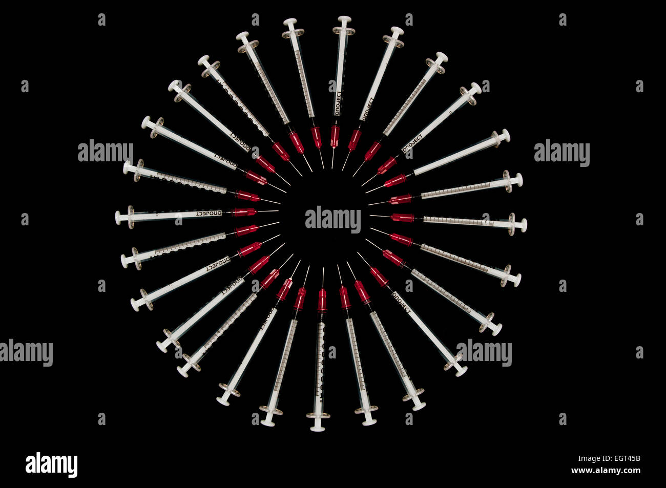 Spritzen in einem Kreis angeordnet verwendet; Konzept für Drogenmissbrauch erschossen Stockfoto