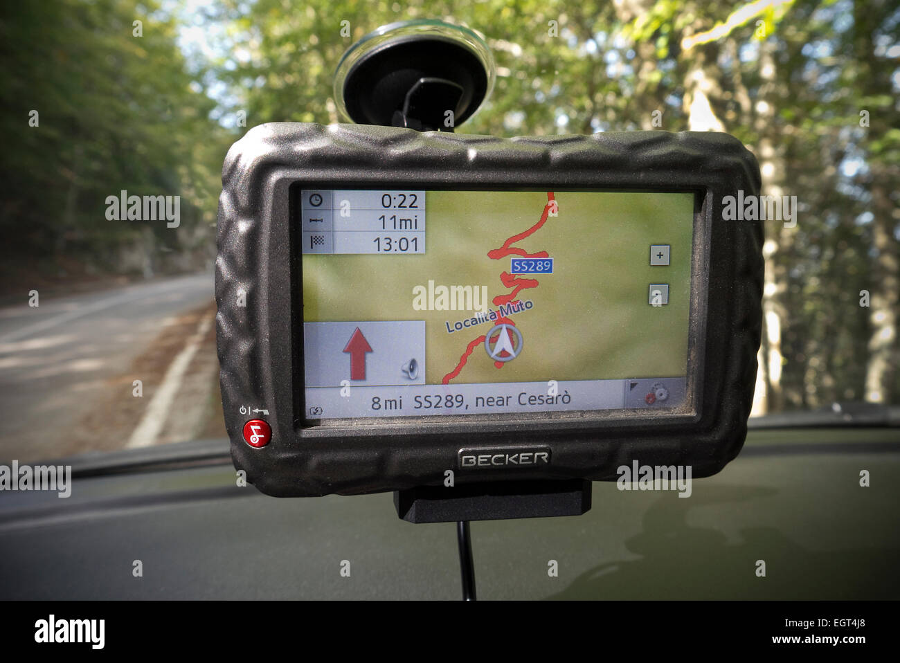 Gerät/Navi (GPS) auf der Windschutzscheibe eines Autos mit Straße in Sizilien auf dem Bildschirm Stockfoto