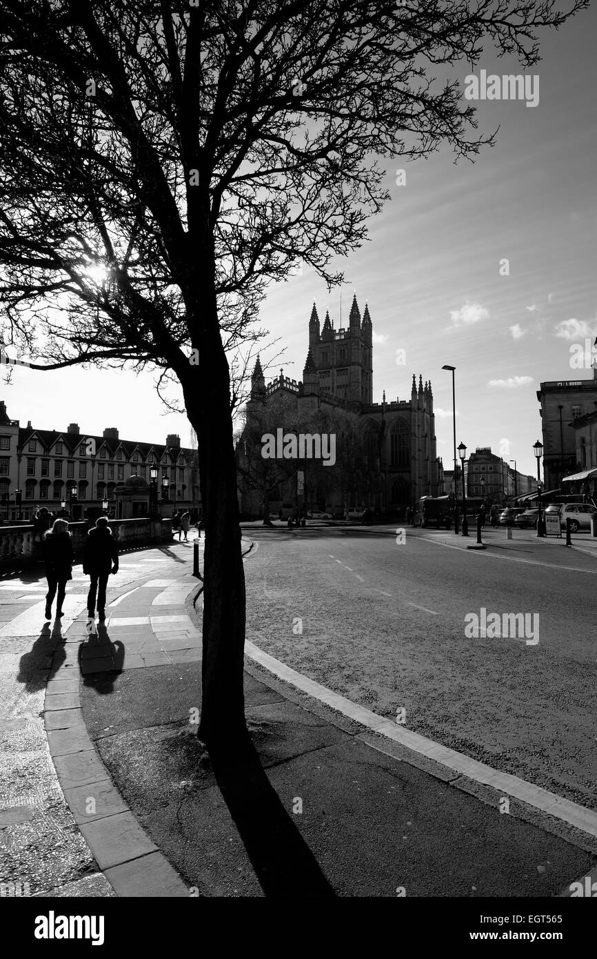 Bath, England, UK - 18. Februar 2015: schießen in die Sonne in Richtung Bath Abbey entlang Grand Parade Stockfoto