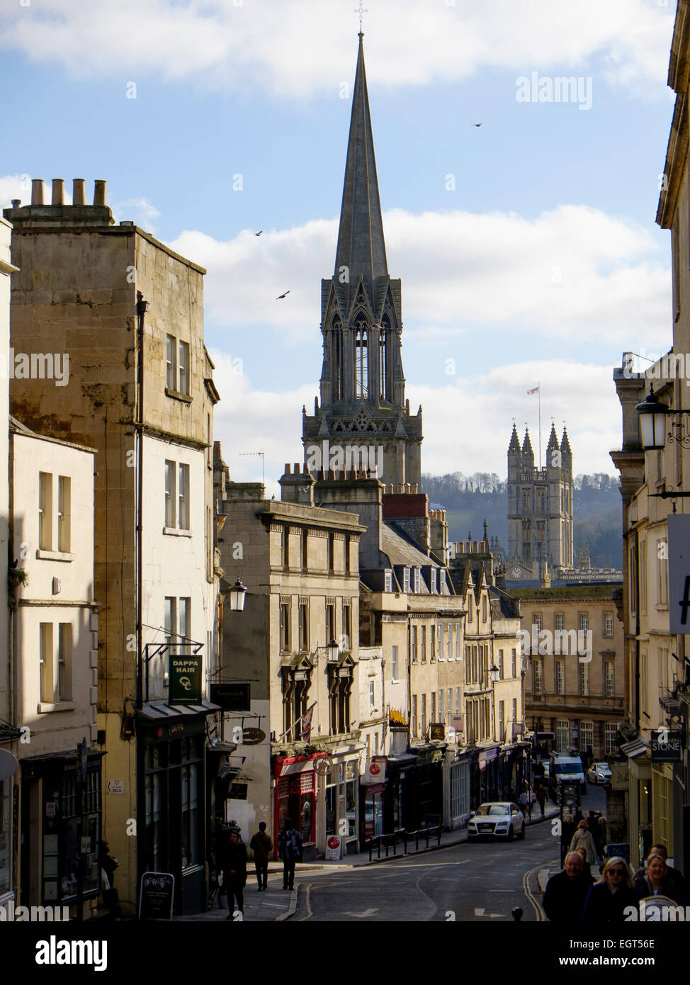 Bath, England, UK - 18. Februar 2015: Broad Street führt auf den Turm der St. Michaels ohne Kirche und Turm der Abteikirche von Bath Stockfoto