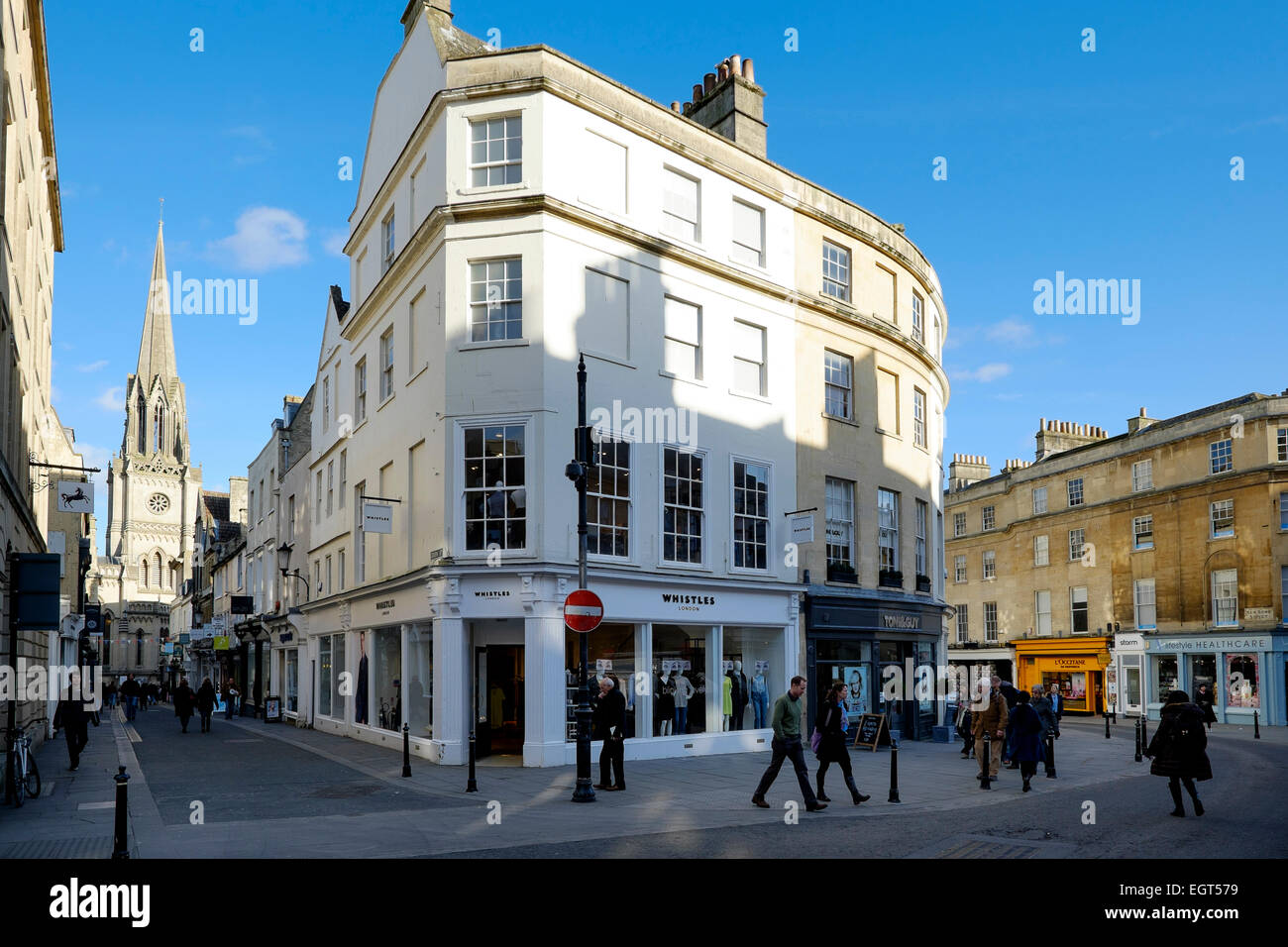 Bath, England, UK - 18. Februar 2015: Einkaufsstraßen in Bad - Wood Street und Green Street Stockfoto
