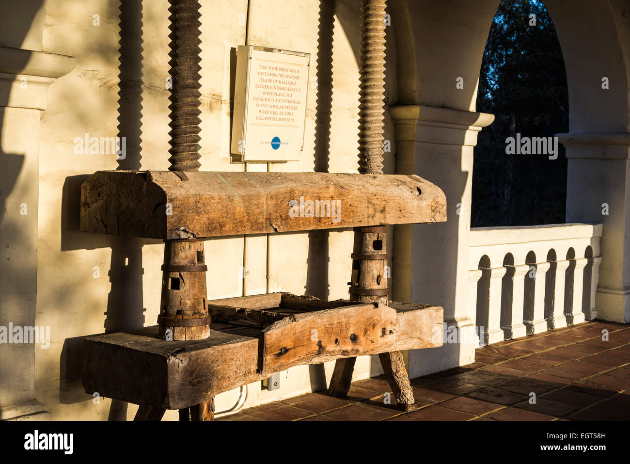 Die Einstellung, die Sonne beleuchtet eine Weinpresse außerhalb des Junipero Serra Museums gelegen.  San Diego, California, Vereinigte Staaten von Amerika. Stockfoto