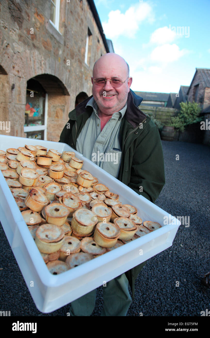 Lieferung von Herrn Cs schottisches Rindfleisch Torten an Ardross Hofladen in Elie Stockfoto