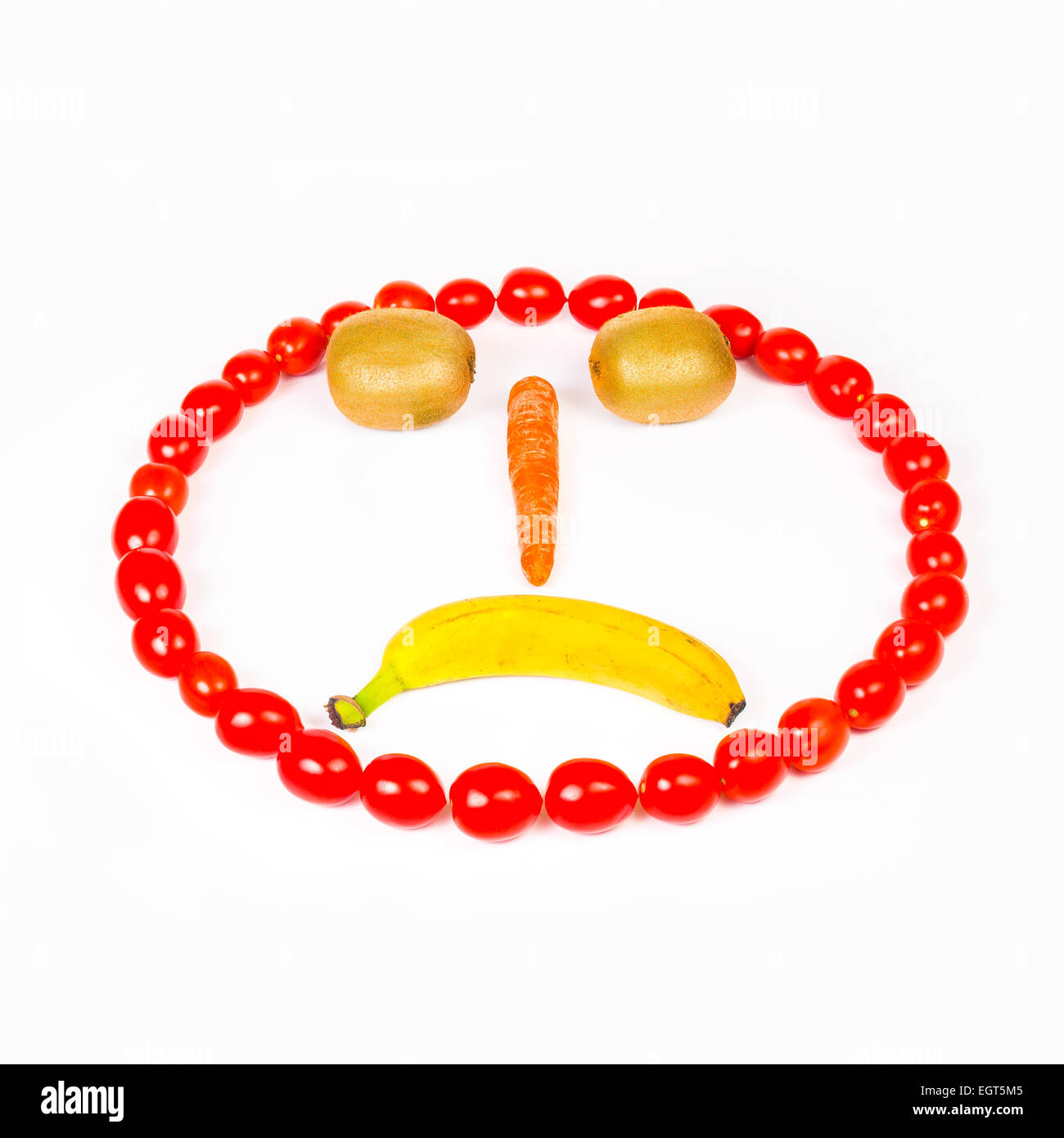 Dieser traurige Smiley ist Wirh Karotte, Kiwi, Cherry-Tomaten und Bananen gemacht. Stockfoto