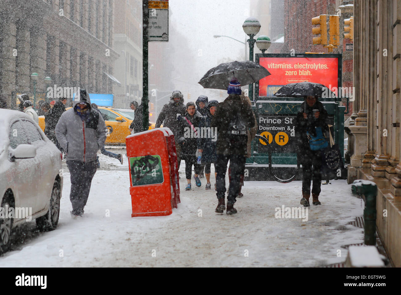 Eine schneereiche Winter Tag in New York City. An der Ecke von Prinz und Broadway, 1. März 2015 Stockfoto
