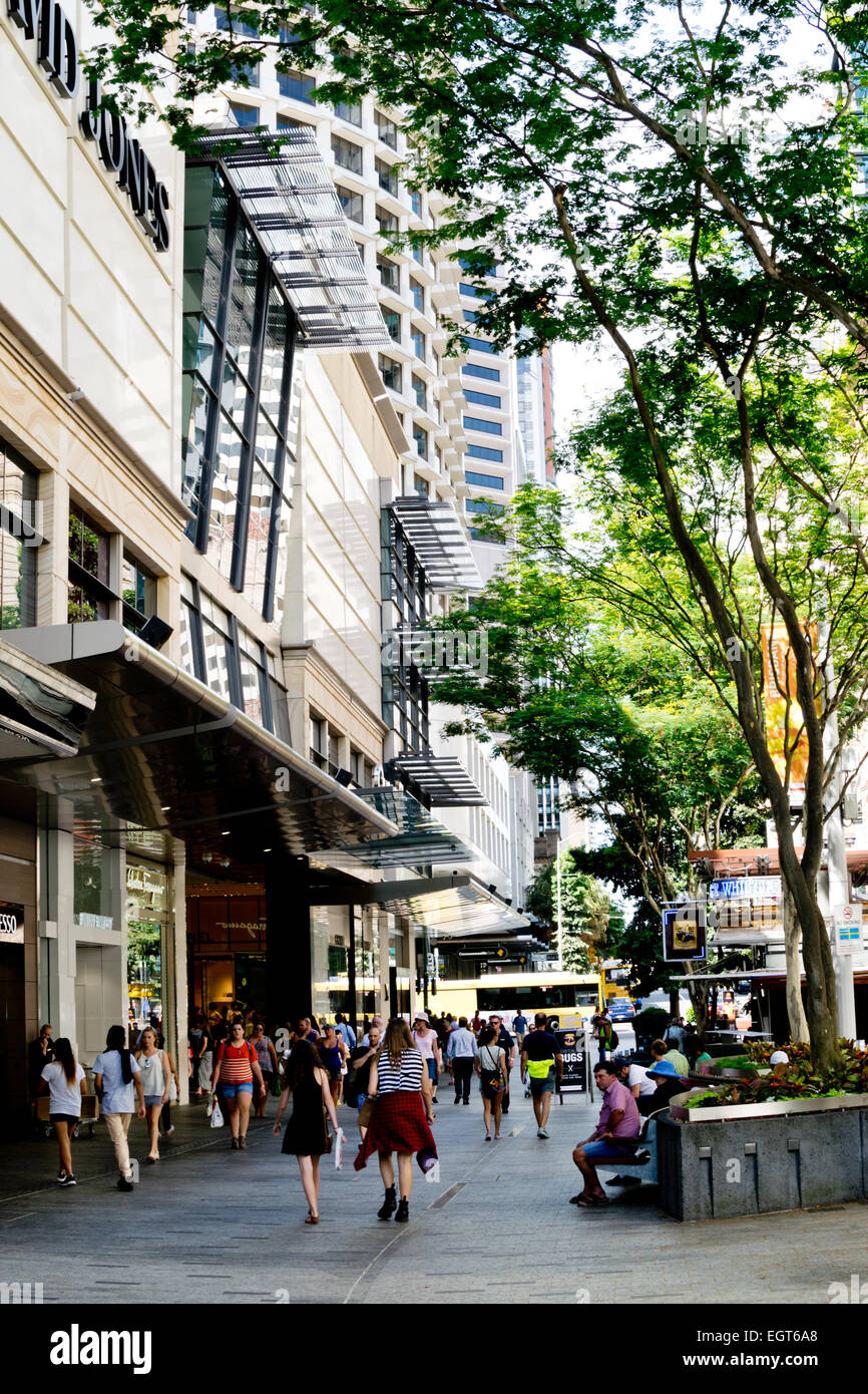 Queen Street Mall, eine beliebte Einkaufsstraße in Brisbane Central Business District im Sommer 2015. Stockfoto