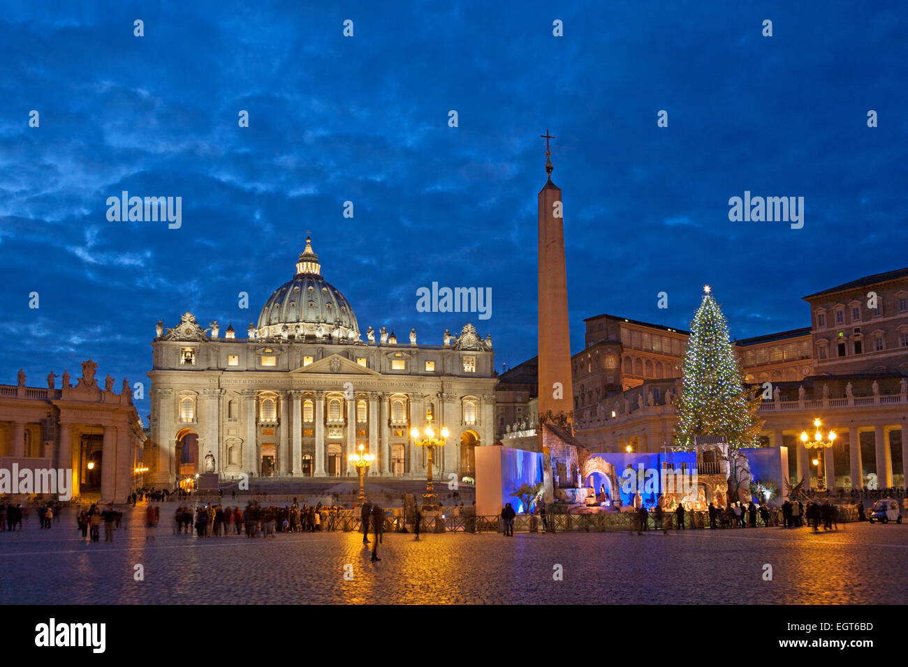 Petersplatz mit Weihnachtsbaum und Kirche Stockfoto
