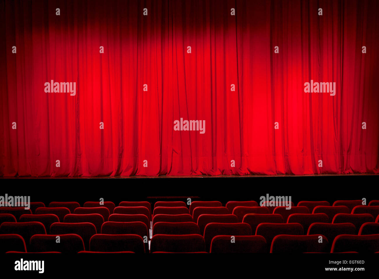 Eine Theaterbühne, die durch einen roten Vorhang in einem völlig leeren Theater in Rom geschlossen ist. Die aktuelle Coronavirus-Pandemie zwang alle Live-Ereignisse zum Stillstand. Stockfoto