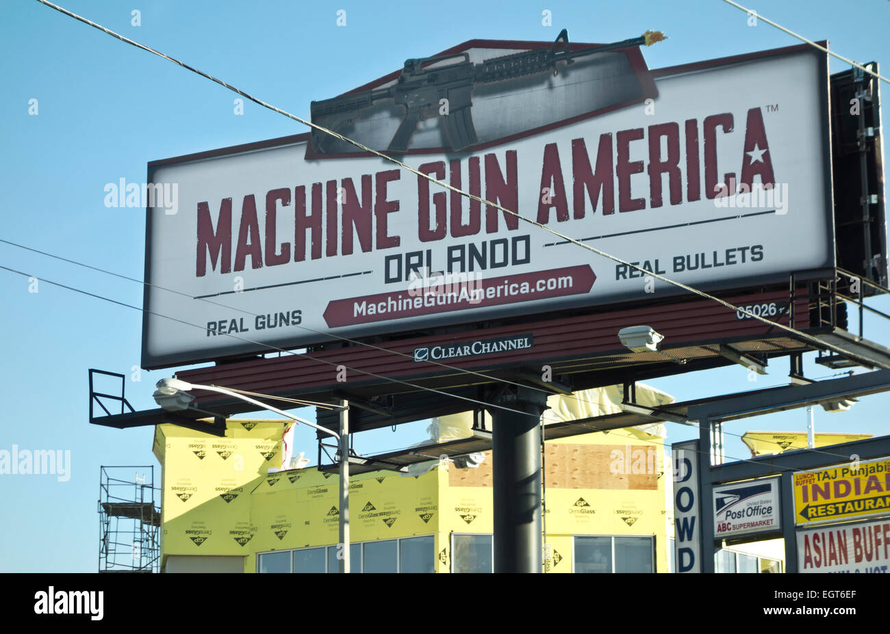 Großes Plakat Werbung Maschinengewehr Amerika, gesehen am International Drive in Orlando, Florida, Vereinigte Staaten von Amerika Stockfoto