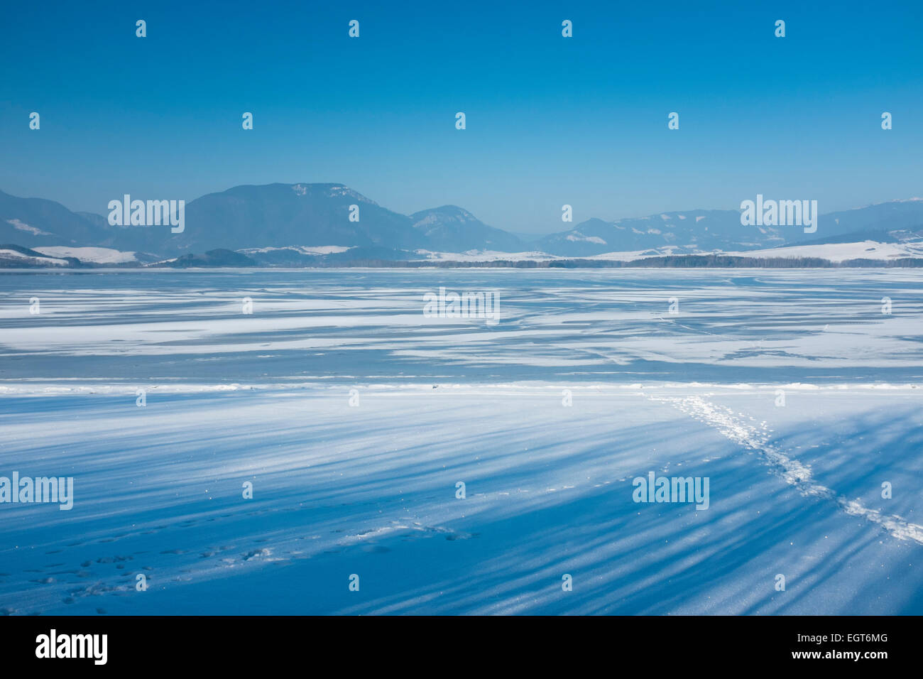 Winterlandschaft mit einem zugefrorenen See Stockfoto