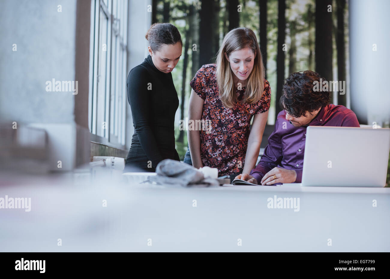 Junges Unternehmen Team arbeiten gemeinsam an einer kreativen Idee, junge Menschen diskutieren neue Business-Projekt im Büro. Stockfoto
