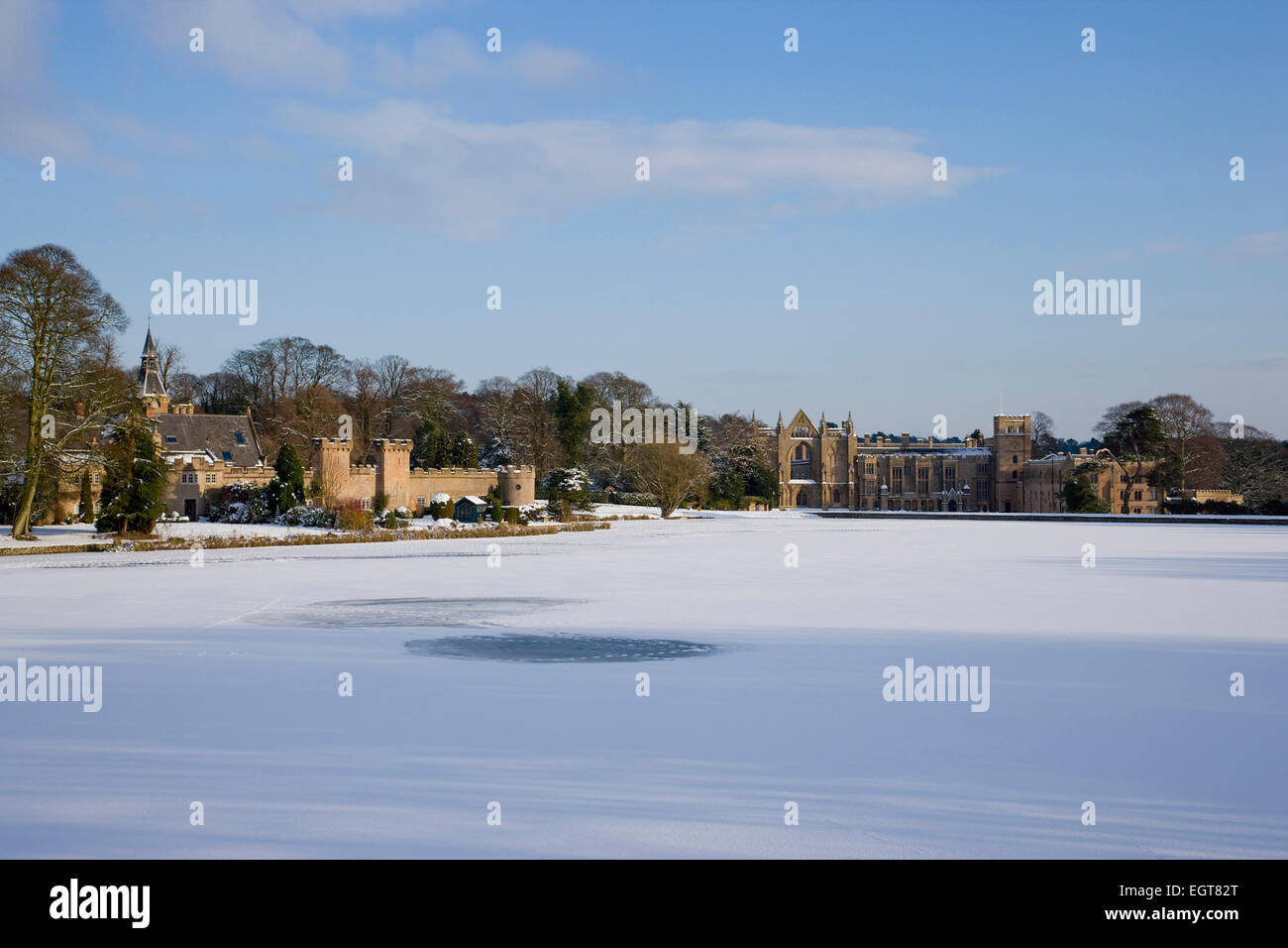 Newstead Abbey mit zugefrorenen See, Nottinghamshire, England, UK Stockfoto