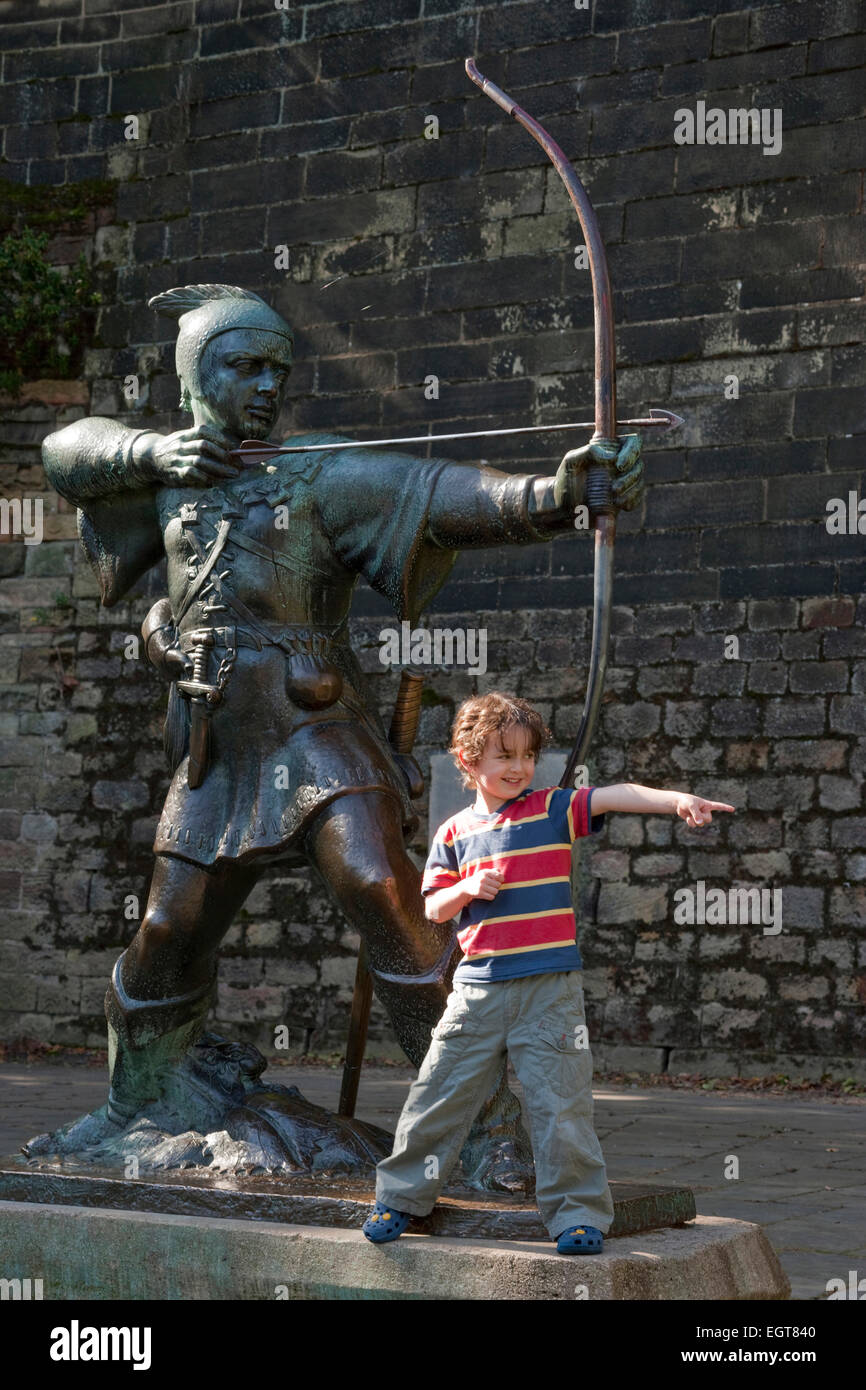 Kind am Fuße des The Robin Hood Statue, Nottingham Castle, England, UK Stockfoto
