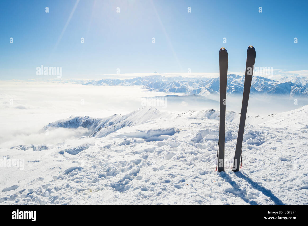 Paar Backcountry-ski auf den Gipfel des Berges. Bei Gegenlicht, herrlichem Panoramablick des Alpenbogens mit Wolken Coveri erschossen Stockfoto
