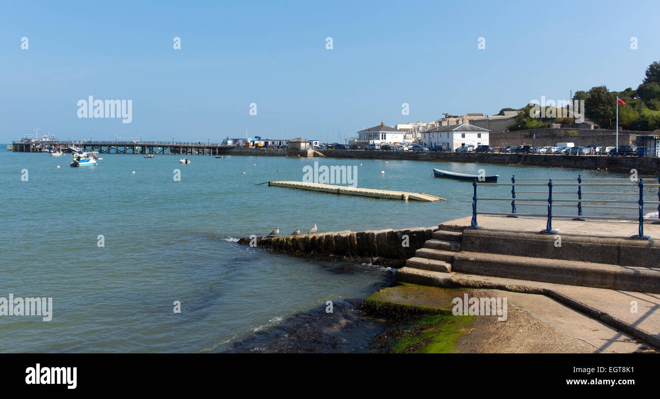 Swanage Hafen mit blauem Himmel und Meer Dorset England UK im Sommer Stockfoto