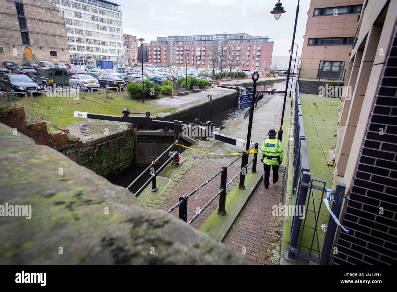 EIN WEITERER KANAL TOD IM STADTZENTRUM VON MANCHESTER. Polizei auf Rochdale Kanal, Manchester, nachdem eine Leiche gefunden wurde Stockfoto