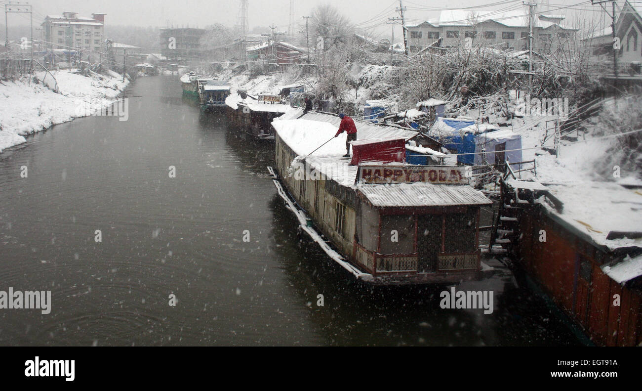 Srinagar, indische verabreicht Kaschmir. 2. März 2015. Ein Mann nimmt Schnee vom Dach seines Hauses Bootes die meisten Teile von Kaschmir-Tal erhielt Neuschnee stören Power Supply, Luft- und Straßenverkehr Verkehr die 294 km Srinagar-Jammu nationale Autobahn für den Verkehr durch Neuschnee und Erdrutsche geschlossen war. Kaschmir, Kaschmir-Tal war heute abgeschnitten vom Rest des folgenden Landes der Saison schwersten Schneefälle Credit : Live-Nachrichten Sofi Suhail/Alamy Stockfoto