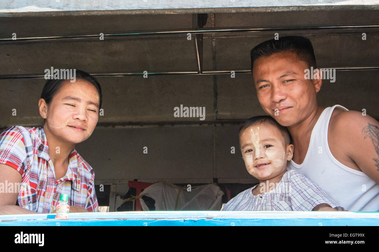 Trainieren, Motor, Kutschen, Pendler genommen auf eine 3 Stundenkreis Zugfahrt durch Yangon und Vororten Yangon, Rangun, Burma, Myanmar, Stockfoto