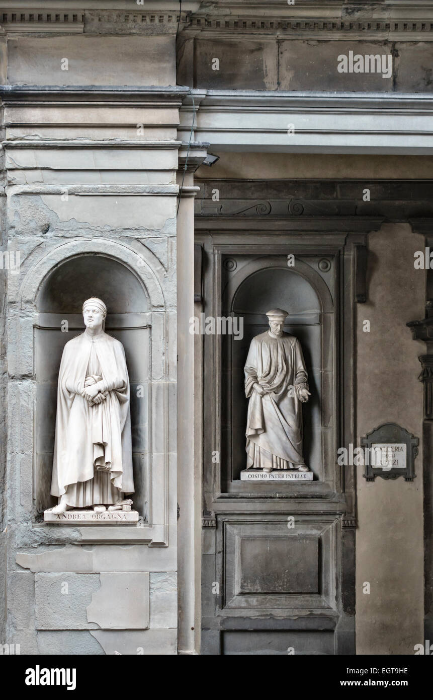 Das Äußere der Uffizien in Florenz ist mit Statuen aus dem 19. Jahrhundert verziert - Cosimo de' Medici (rechts), der 14. Jahrhundert Künstler Andrea Orcagna (links) Stockfoto