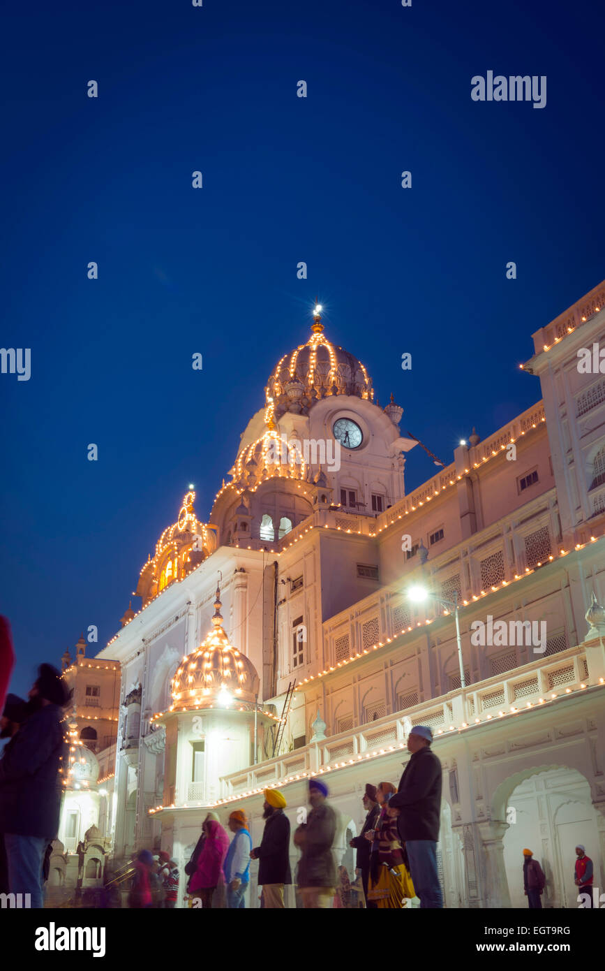 Bei Einbruch der Dunkelheit beleuchtet Eingang zum Goldenen Tempel in Amritsar, Indien Stockfoto