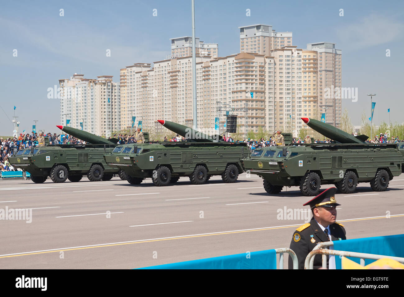 Astana, Kasachstan - 7 Mai 2014: Militärparade am Tag der kasachischen Armee. Astana, Kasachstan Stockfoto