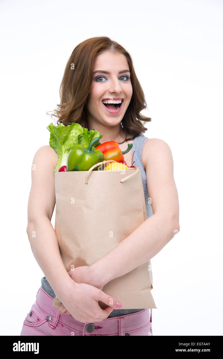Lachende Frau hält eine Einkaufstasche voller Lebensmittel Stockfoto