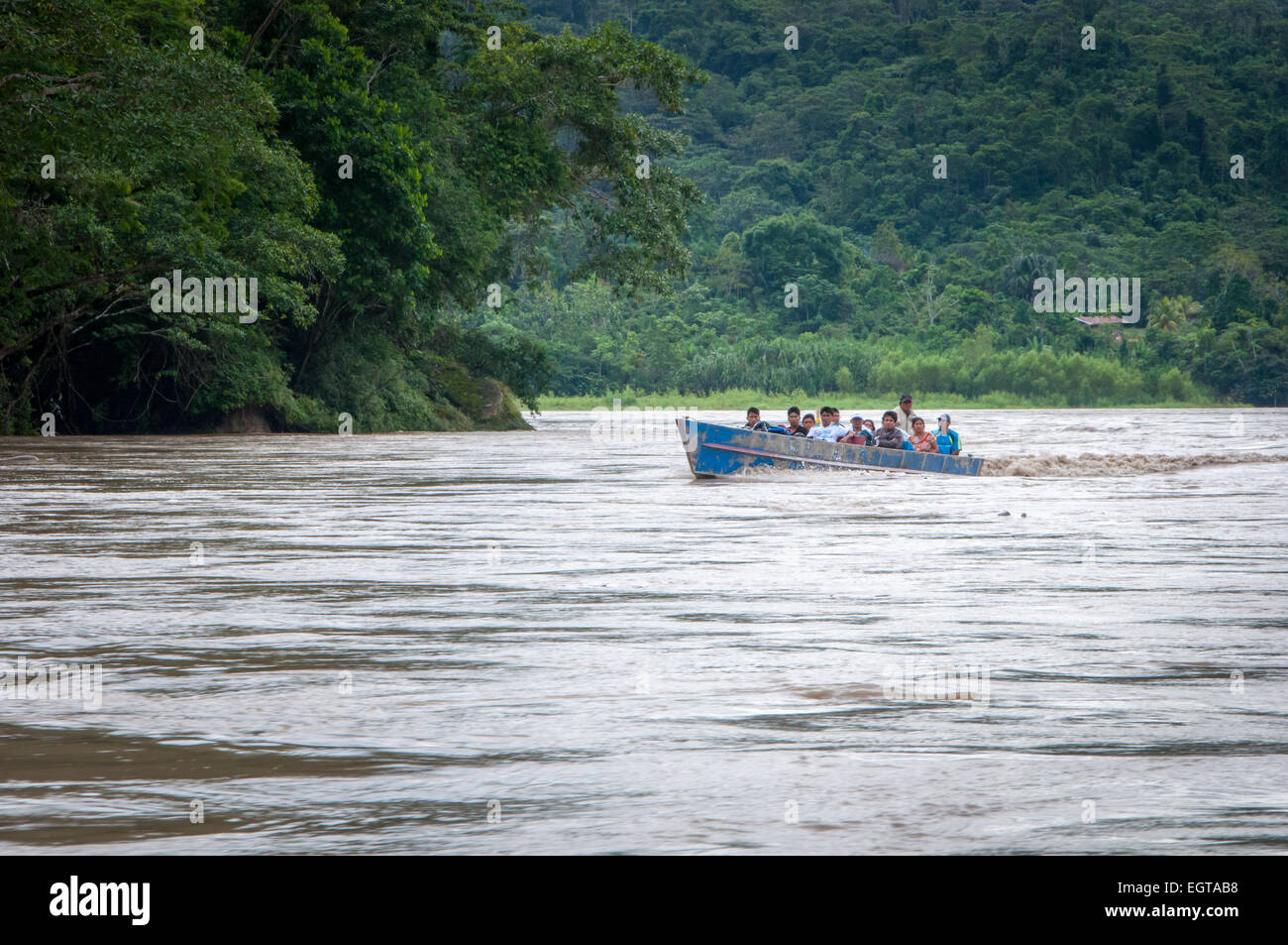 Menschen vor Ort mit dem Boot durch den Dschungel am Fluss Maranon im Amazonasgebiet von Peru Reisen Stockfoto