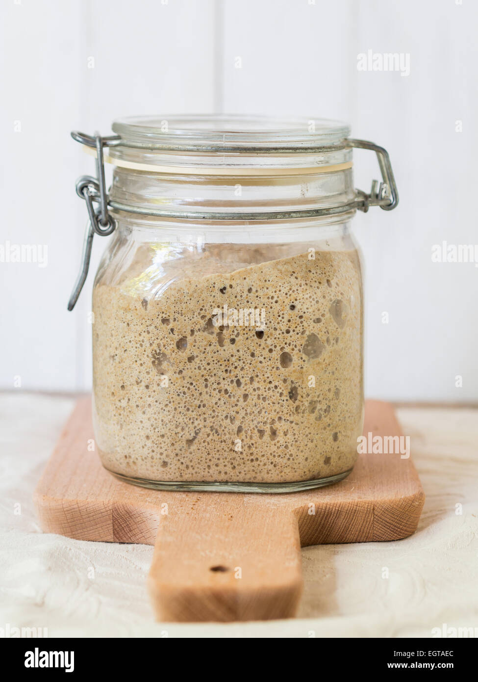 Aktiven Roggen Sauerteig-Starter in einem Glas. Stockfoto